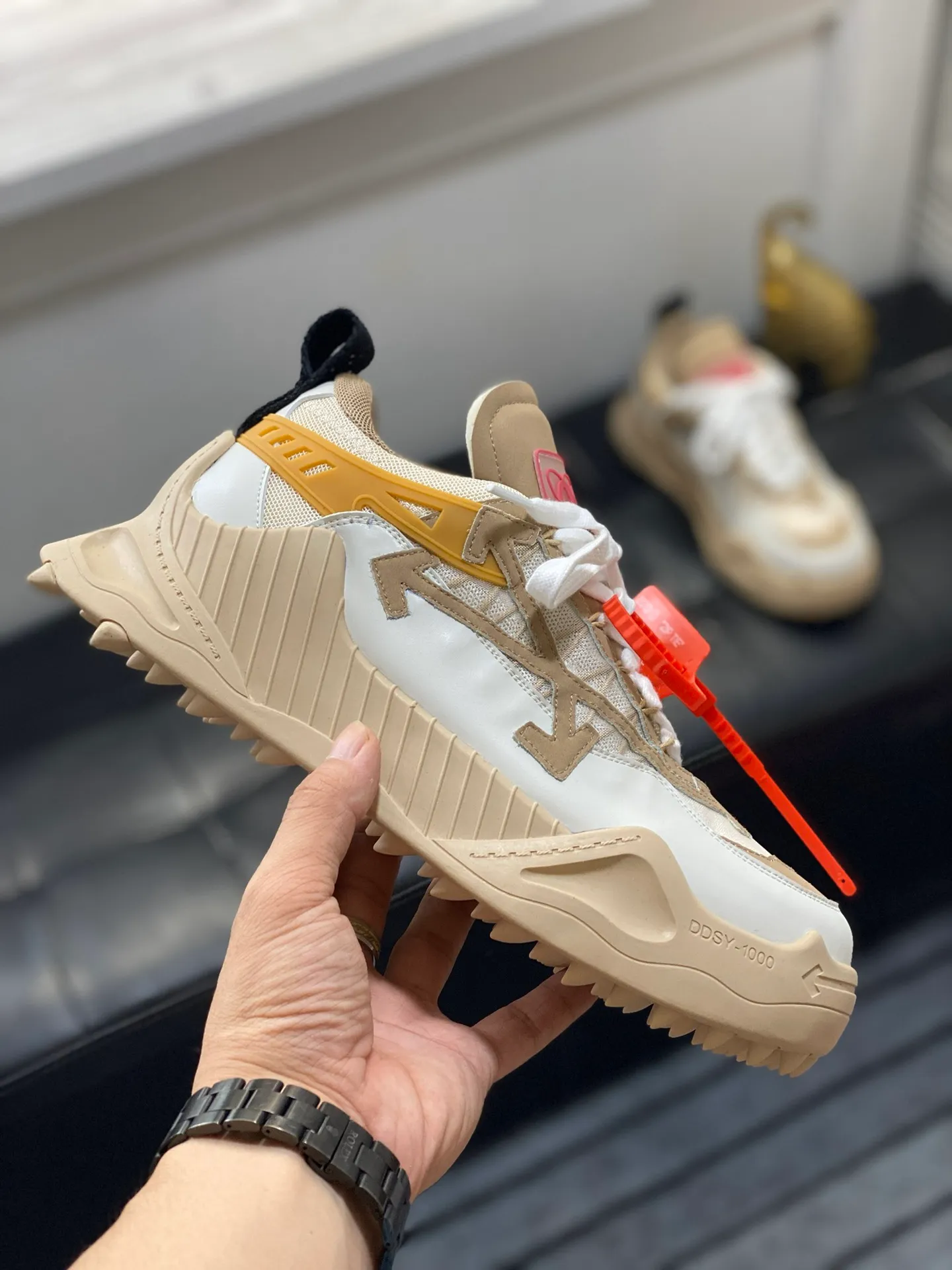 Men's Men's Shoes💰480🌼【New Style】High-end Boutique-🤷‍♂🤷‍♂OFF-WHITE x Air Jordan 】1 The joint shoe has been highly concerned by everyone since its design. The new shoe is shown in the popular Chicago bull white and yellow LOGO color scheme. The shoe body is made of cowhide, cow suede, and other materials. In addition to the X hidden on the inside of the leather, the oversized Swoosh, OFF-WHITE for Nike, Air Jordan 1 birth information and AIR are displayed on both sides of the shoe. The iconic details of OFF-WHITE can be seen on the sole and insole. You can choose a pair if you like the style. Code: 39-44 (45 can be customized